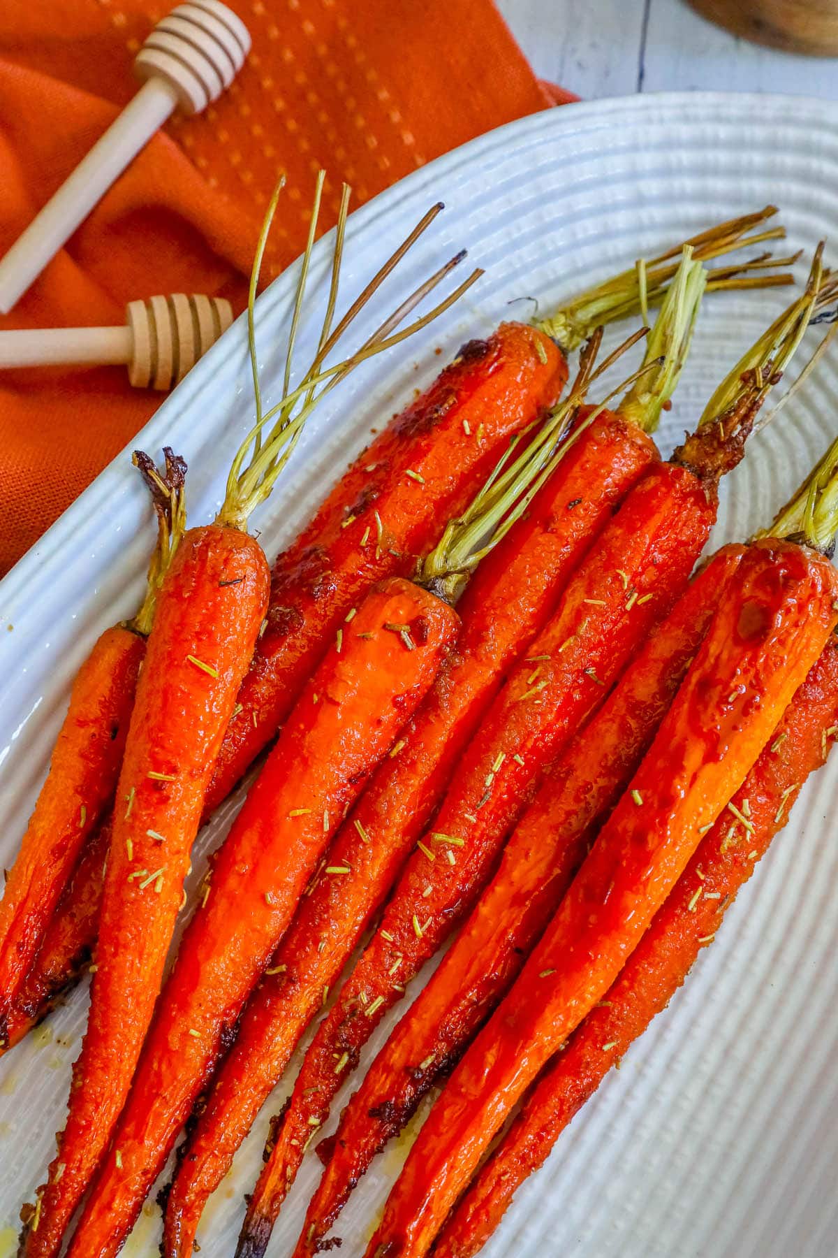 picture of honey garlic carrots on a plate with herbs