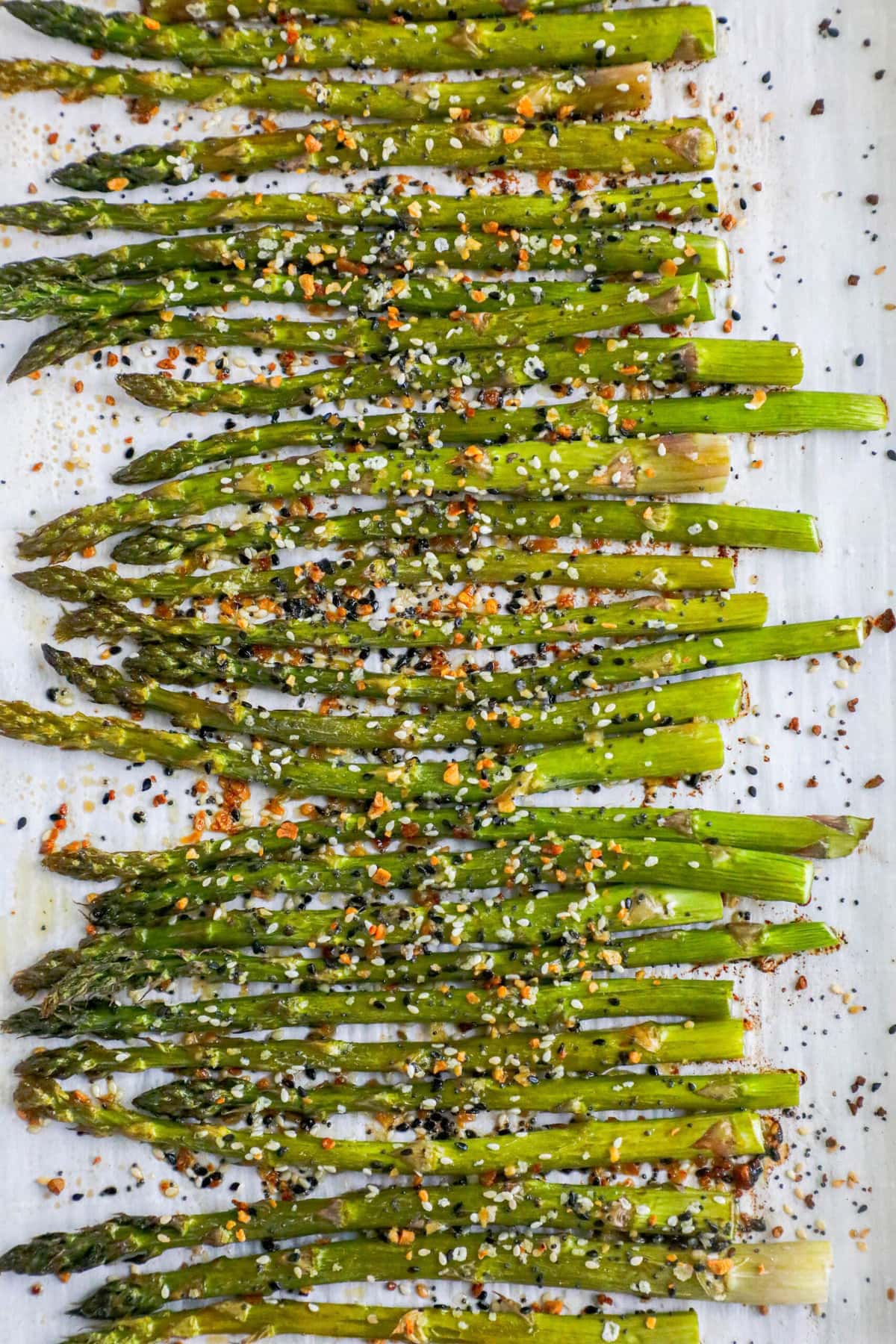 picture of asparagus spears seasoned with everything bagel seasoning