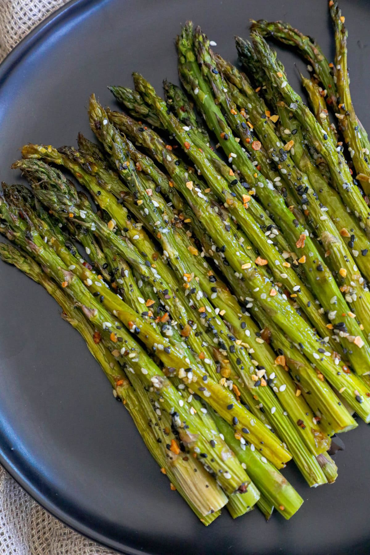 picture of asparagus spears seasoned with everything bagel seasoning