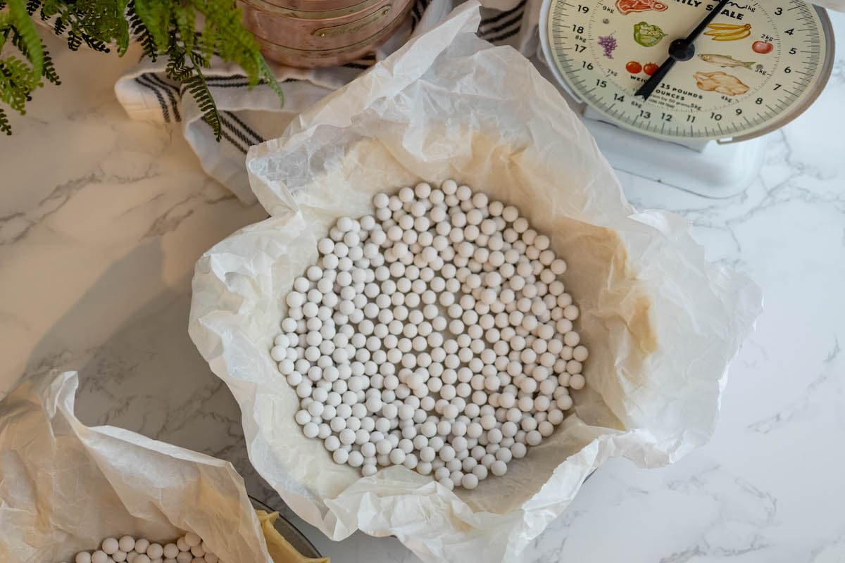 White beans and a measuring scale - the perfect ingredients for an easy pie crust.