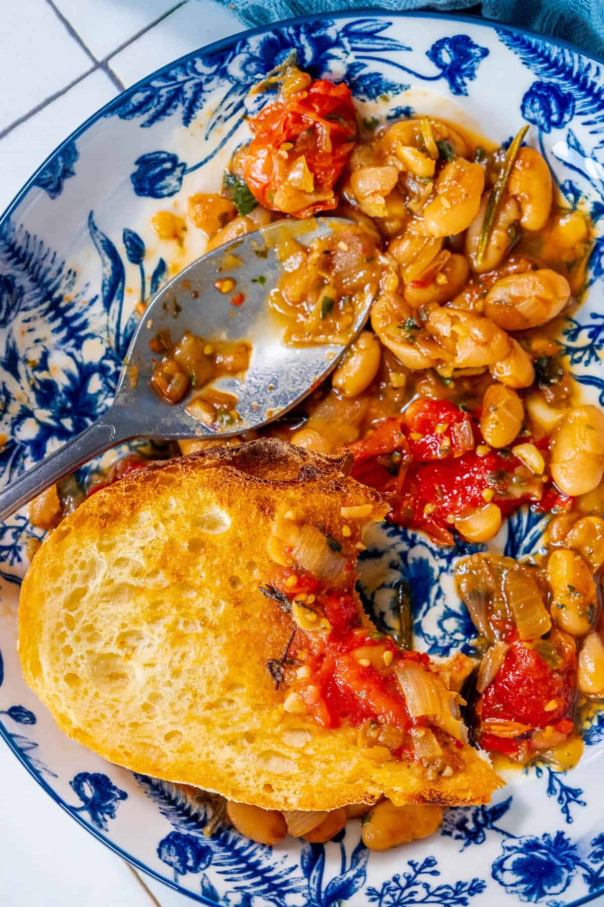 An SEO-optimized plate featuring flavorful white beans alongside vibrant tomatoes.