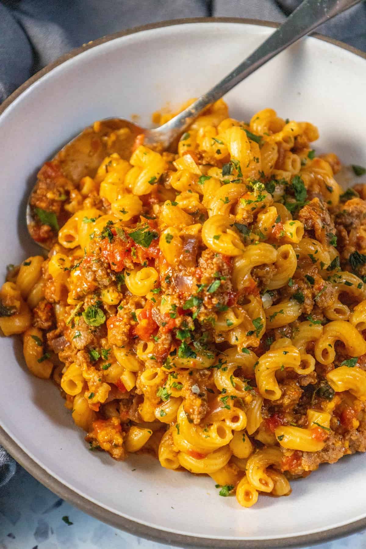 An American recipe for a flavorful bowl of pasta with meat and tomato sauce.